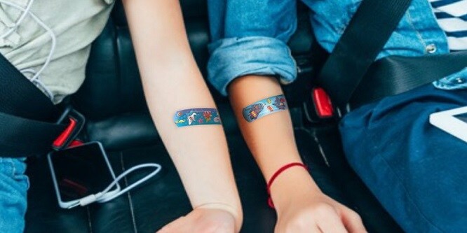 Kinder mit bunten Pflastern auf ihren Armen sitzen in einem Auto

