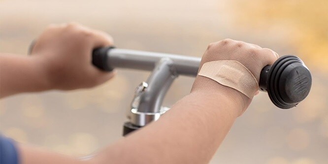 Nexcare Duo Pflaster auf der Hand eines Kindes
