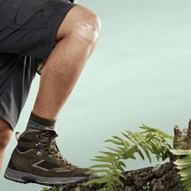 Knie eines Kletterers mit einem Nexcare Pflaster
