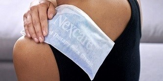 Ein Nexcare™ Produkt am Arm eines Patienten
